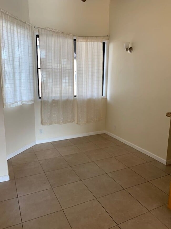 Building Photo - Quiet Mountain View Unit $2,900 2bd, 2ba, 2park; 3rd floor walk up