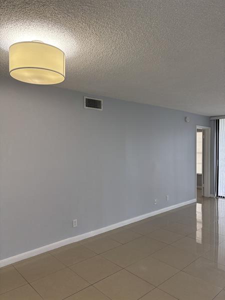 Building Photo - 201 Lake Pointe Dr