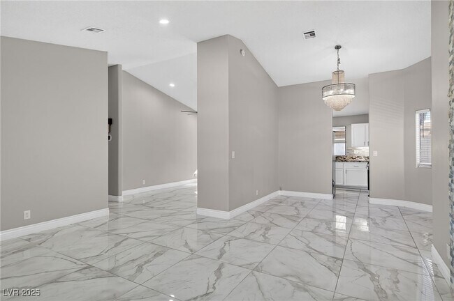 Building Photo - 492 Chelsea Dr