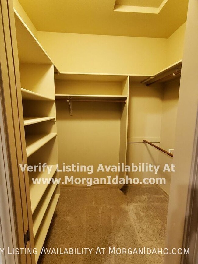Building Photo - 2330 W Trestle Dr
