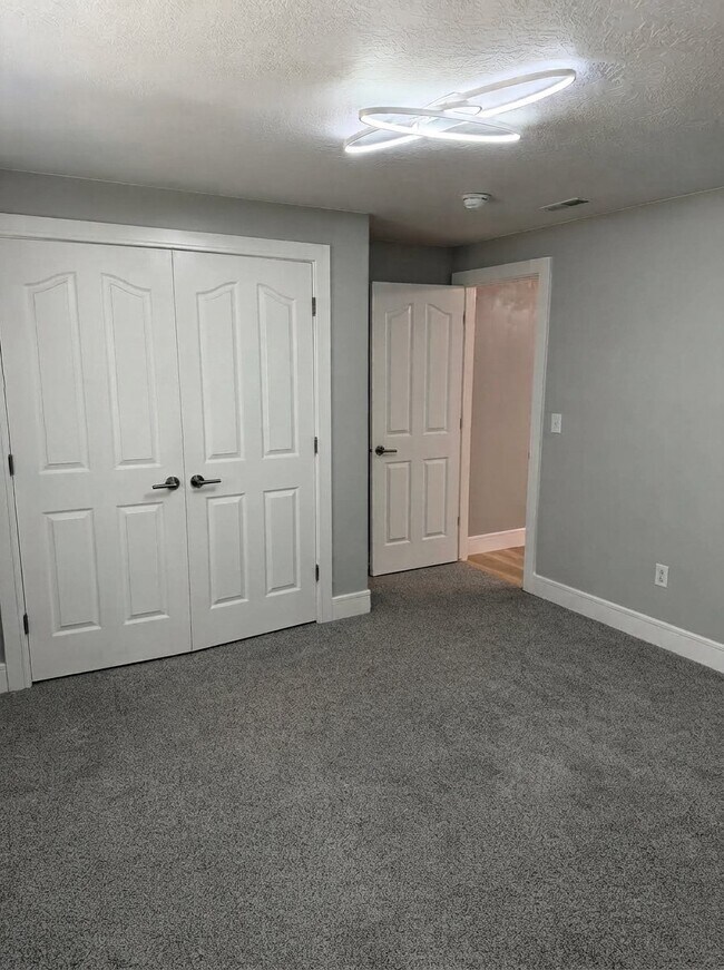 Building Photo - 571 E 300 N