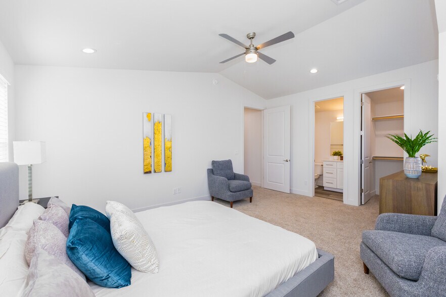 Building Photo - 499 S Soho Ln
