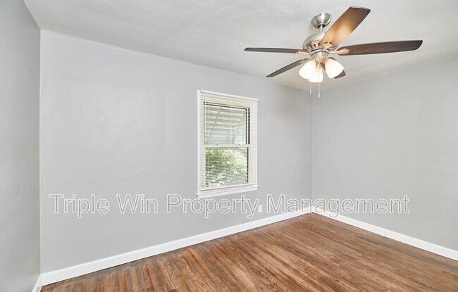 Building Photo - 9823 Meadowview Dr