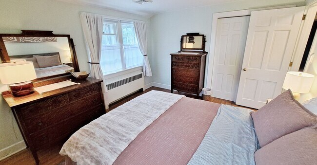 Building Photo - Fully Furnished 4 Bed / 1-1/2 Bath Single Family Home w/2 Car Garage