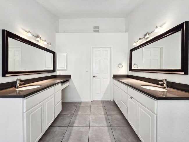 Building Photo - Stunning 4-Bedroom Home with Luxurious Mas...