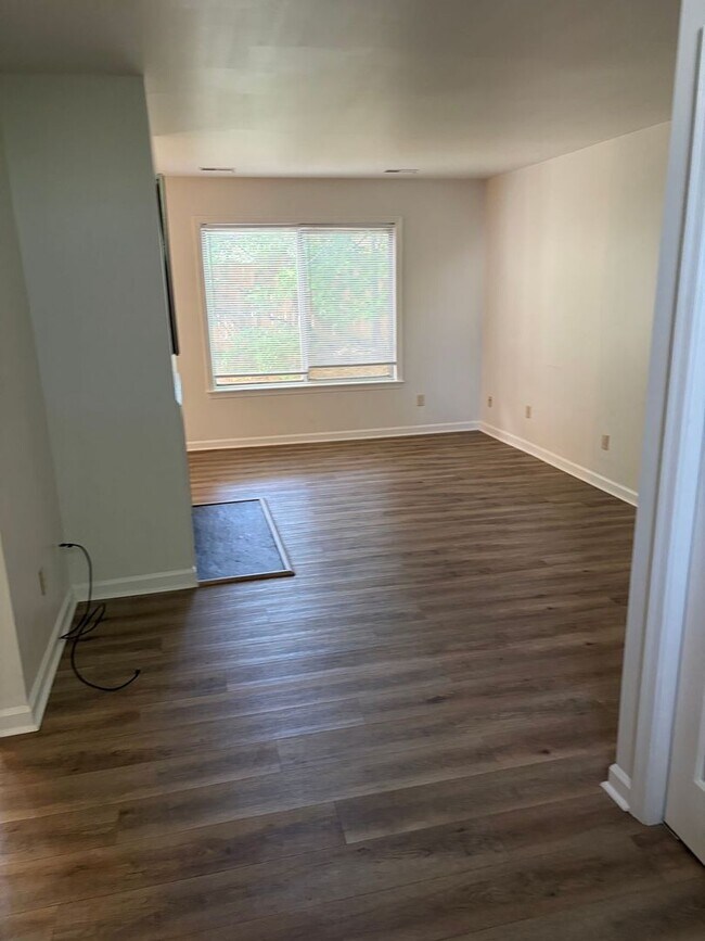 Building Photo - Prime low maintenance Williamsburg rental location!