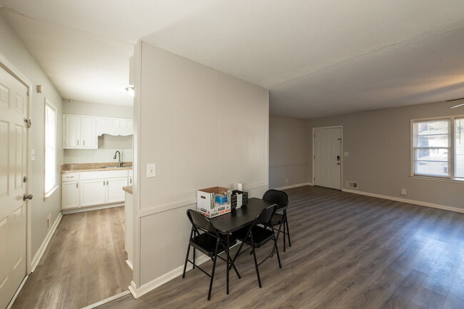 Building Photo - "Charming 3-Bedroom Retreat with 2 Full Ba...