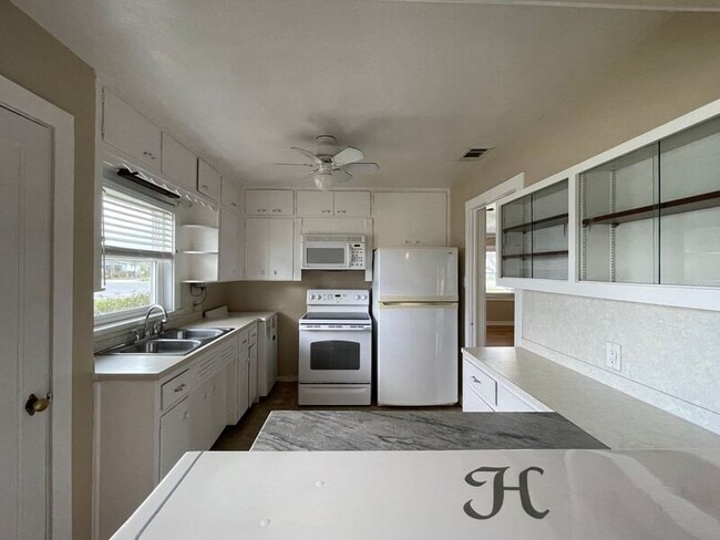 Building Photo - 1918 E Main St