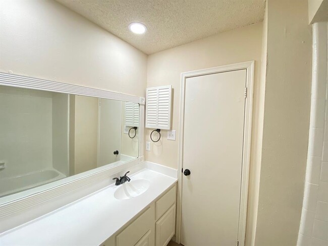 Building Photo - 7700 Creekbend Dr