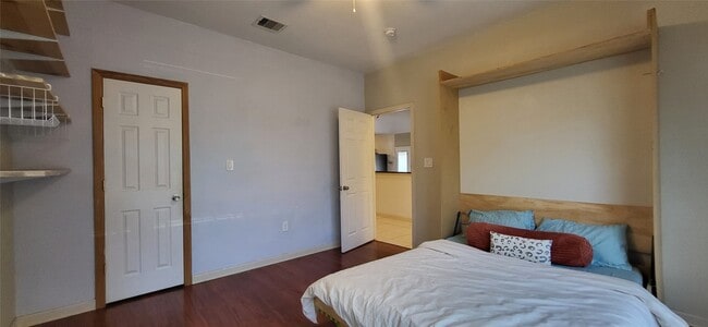 Building Photo - 9734 La Vista Dr