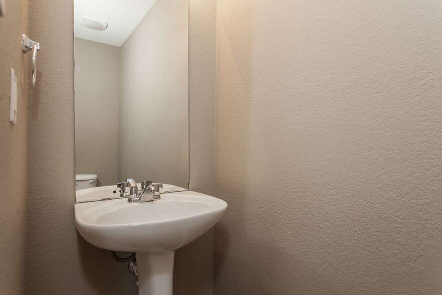 Building Photo - 3512 Cayman Dr