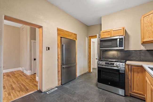 Building Photo - Classic Downtown Home