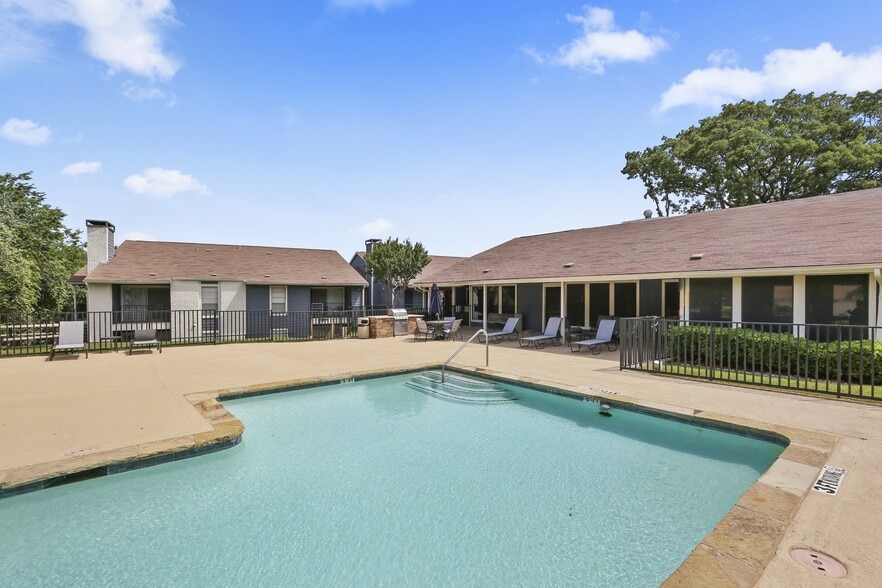 Building Photo - Waters Park Luxury Apartments