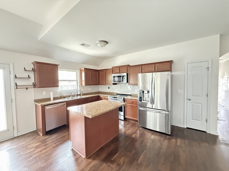 Kitchen - 1625 Cove Dr