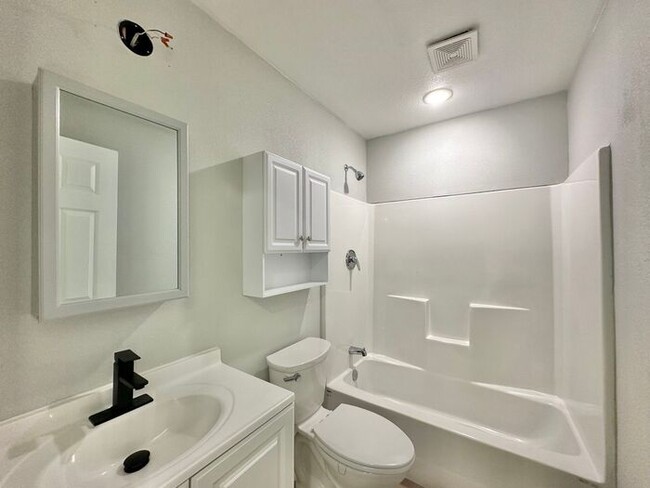 Building Photo - AVAILABLE! Stylish 1-bedroom, 1-bath town ...