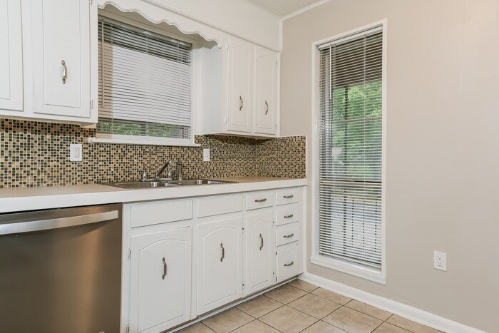 Building Photo - 8707 Oakhaven Dr