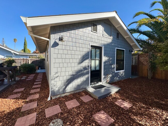 Building Photo - Furnished ADU 1 Bedroom 1 Bathroom Less Th...