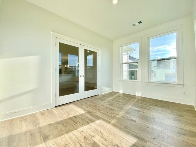 Building Photo - 643 Conifer Dr