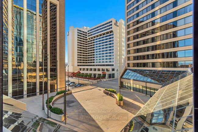 Building Photo - Chic 1BR/1.5BA Condo w/ Unbeatable Downtow...