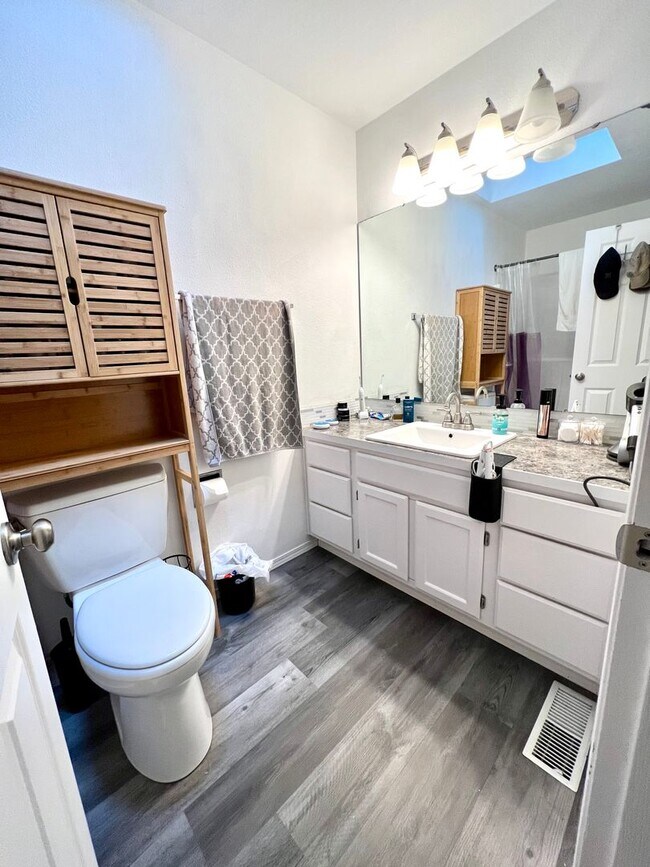 Building Photo - Remodeled 3-Bedroom Duplex Home in North G...