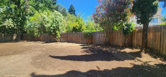 Building Photo - Wonderful 3 Bedroom 2.5 Bathroom Home in E...