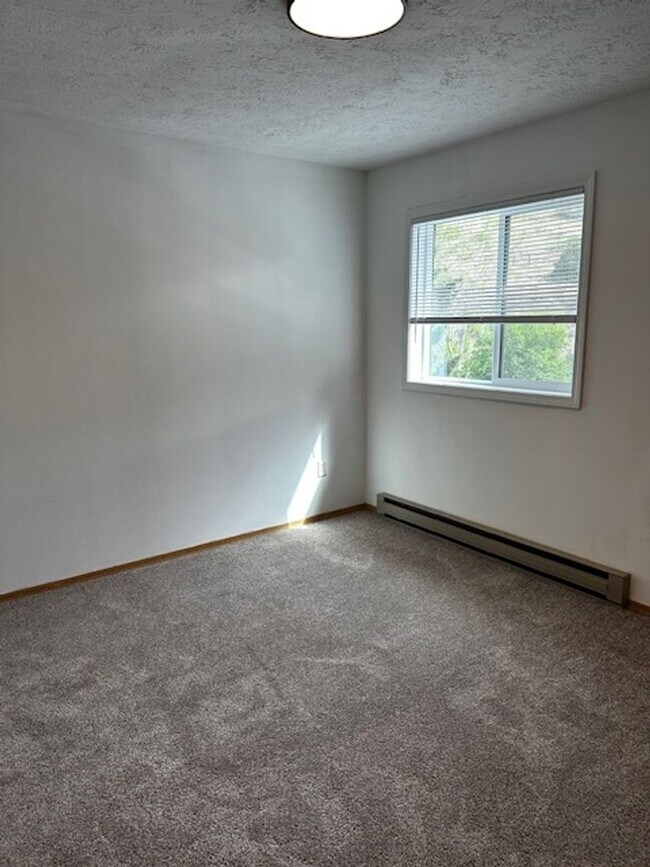 Building Photo - Fresh Paint and New Flooring!   Great loca...