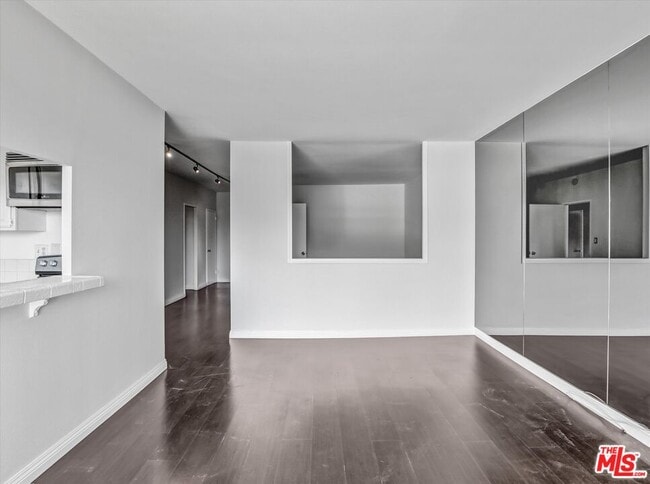 Building Photo - 999 N Doheny Dr