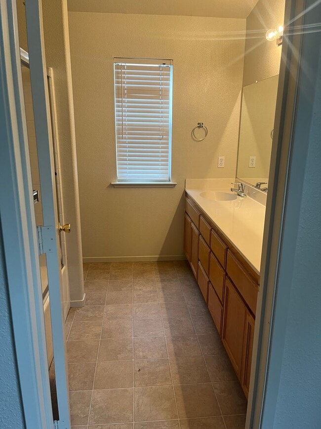 Building Photo - Cute 3 Bedroom 2 bath Home