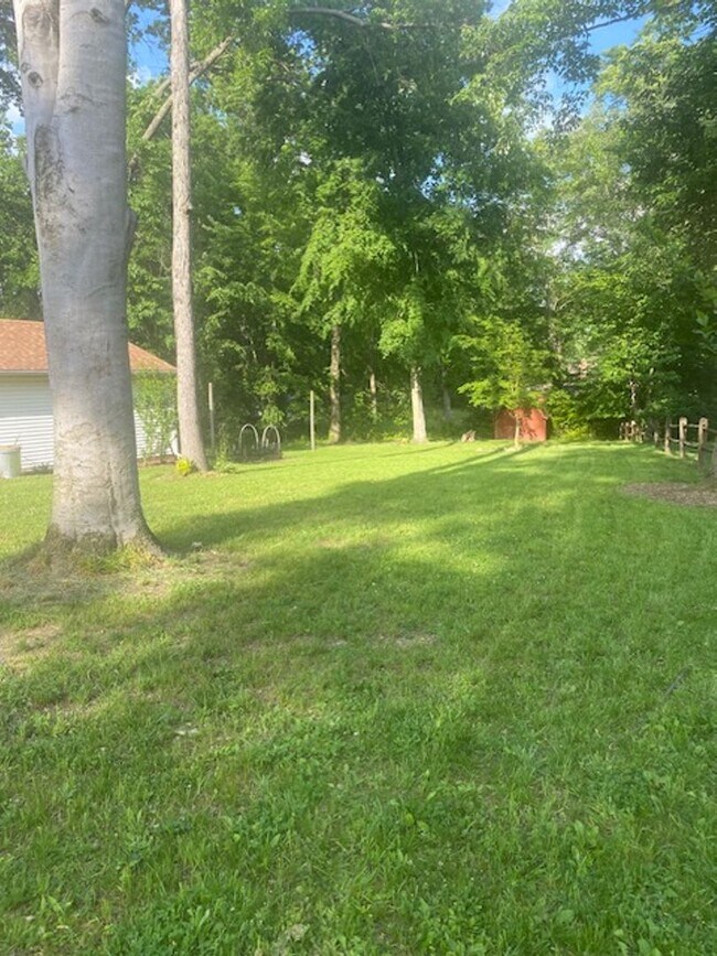 Building Photo - Ranch home with two car garage located on over 1/2 acre