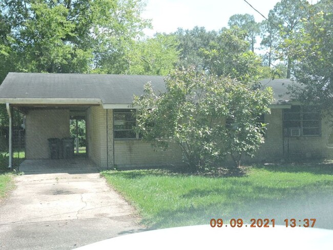 Building Photo - Great Location in MidCity - 3BR/1BA House ...