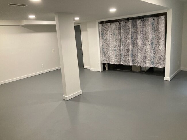 Building Photo - 1512