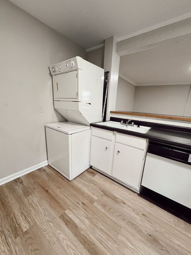 Building Photo - Charming 3-Bedroom Cottage in Normaltown –...
