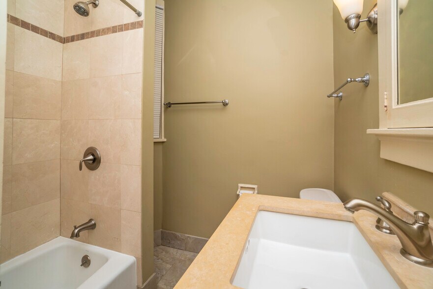 Tiled shower and tub - 4121 Davison St