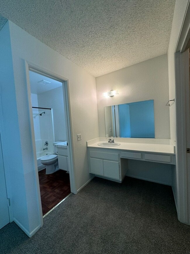 Building Photo - 3 Bed | 1.5 Bath Townhome with Garage in S...