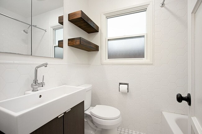 Building Photo - Upgraded 2br Coronado House, Bonus Room, Yard & Garage!
