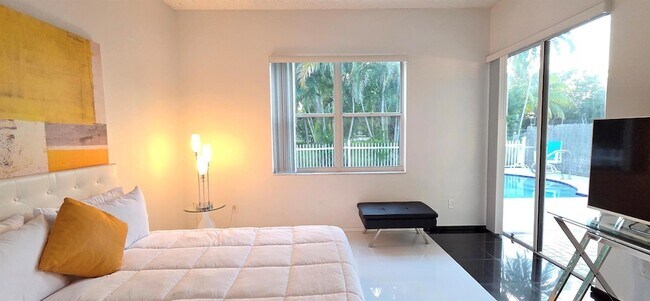 Building Photo - 661 Lake Wellington Dr