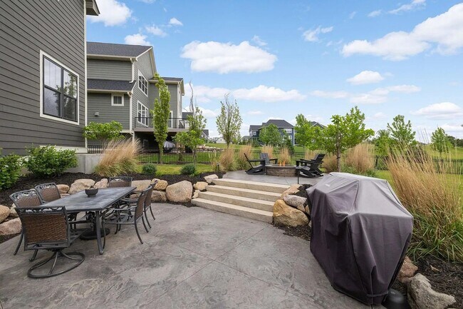 Building Photo - Absolutely stunning woodbury property for lease!