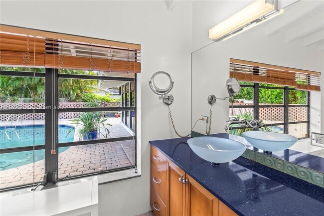 Building Photo - 2132 Middle River Dr