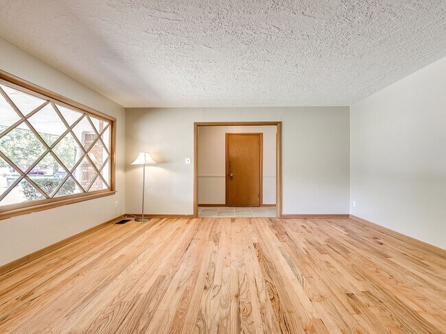 Building Photo - 908 Birch Dr