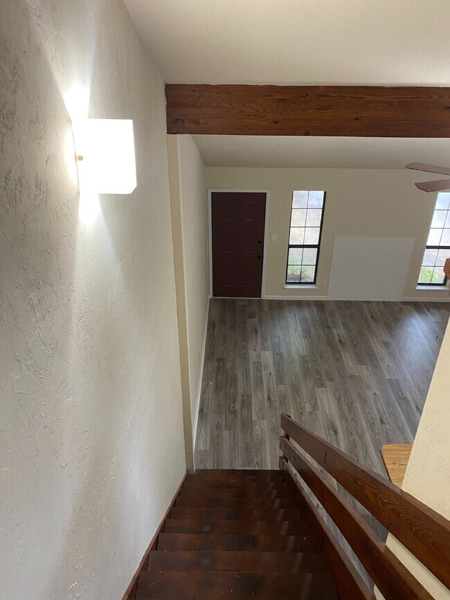 Building Photo - Perfect 1 Bedroom 1.5 Bathroom Townhome! Newer Flooring, Paint, and Appliances!