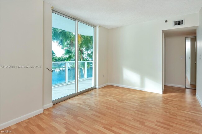 Building Photo - 3 br, 2 bath House - 5900 Collins Ave Apt 408