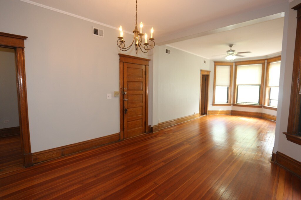 Building Photo - 1326 N Claremont Ave