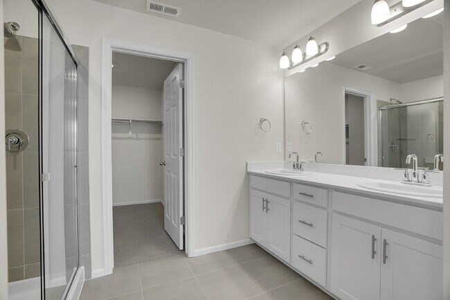 Building Photo - $3,330.95 with $300 off the first month's Rent - 4 Bedrooms, 3.5 Bathrooms, Townhouse in Broomfie...