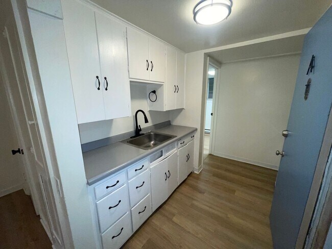Building Photo - LOWER SOUTH HILL ONE BED NEAR HUCKLEBERRY'...