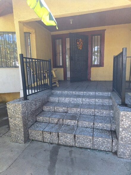 Building Photo - 1280 W 38th St