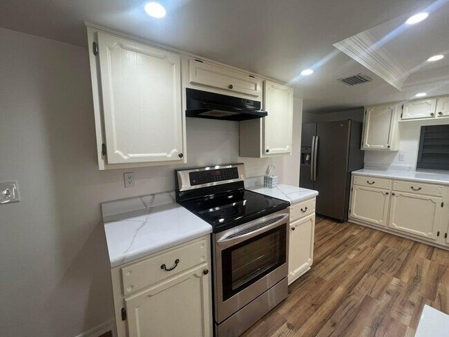 Building Photo - 115 36th Ct