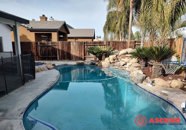 Building Photo - Spacious 5 Bed / 2 Bath Home Near Riverlakes Golf Course!