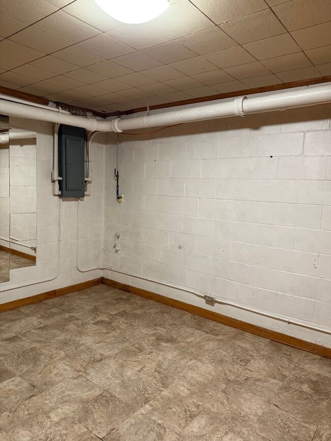 Building Photo - 4 bd 2 ba including a basement apartment in a great East Nashville location