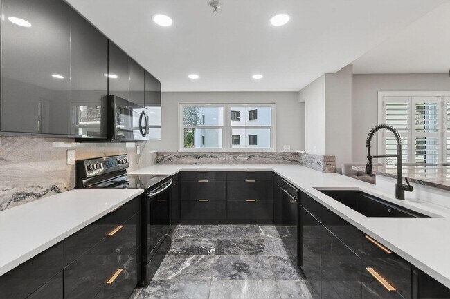 Building Photo - 372 Golfview Rd