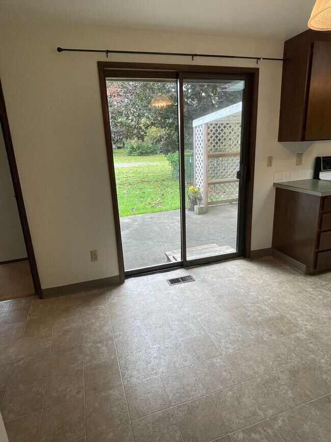 Building Photo - 2 Bedroom, 1 Bathroom Duplex in Blaine